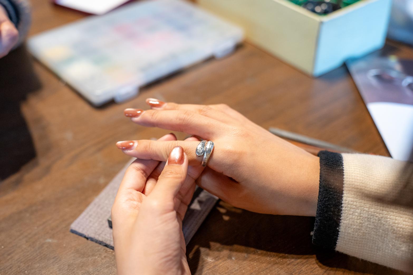 オトナ女子旅で行きたい！高岡市「大寺幸八郎商店」で錫のアクセサリー制作体験