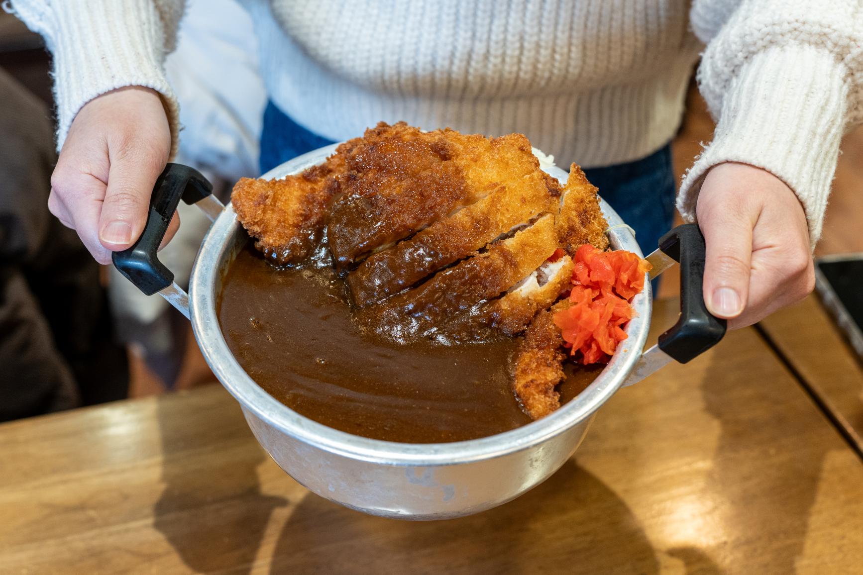 【爆盛りグルメレポ】「道の駅 万葉の里 高岡」の鍋カレー＆10段ソフトクリームに挑戦！