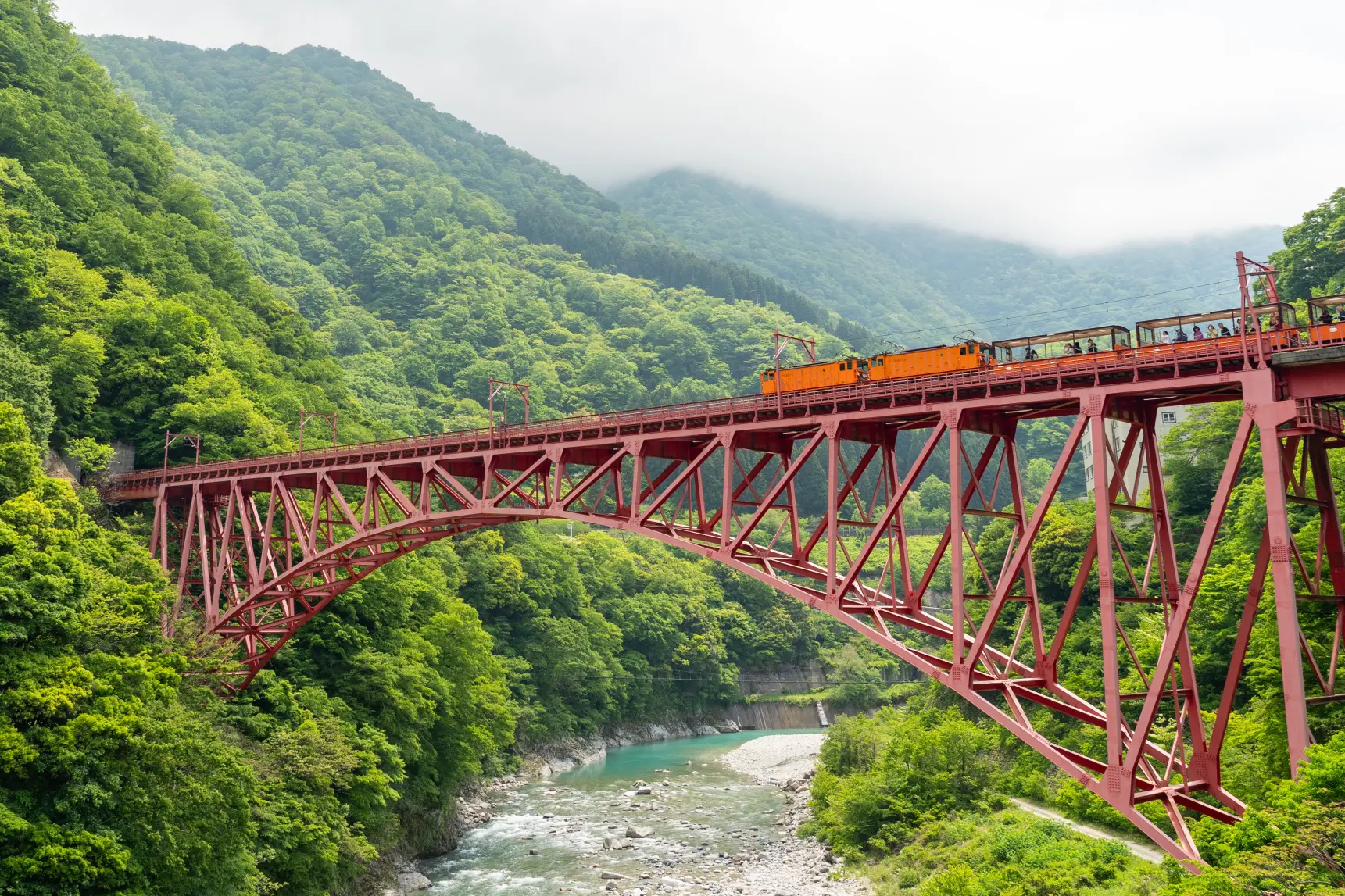 黒部峡谷トロッコ電車の新緑が美しすぎた！見どころ・絶景ポイント・乗車ガイドまとめ