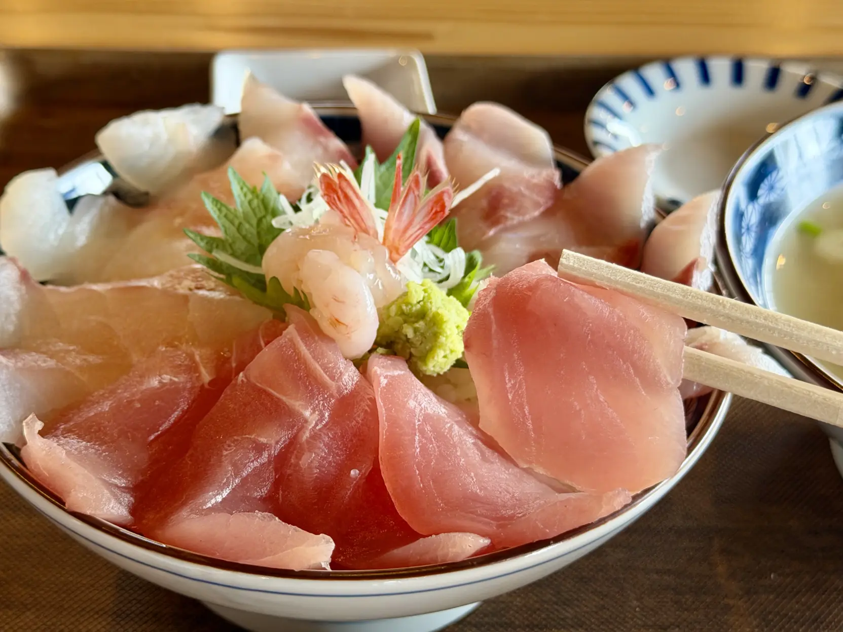 【富山・氷見】海鮮丼をお刺身で追い盛り！絶景と海の幸をゆったり味わえる食堂「ひみ岸壁市場」