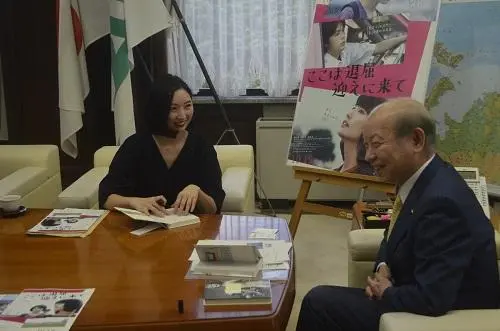 映画『ここは退屈迎えに来て』原作者 山内マリコさん知事表敬-1