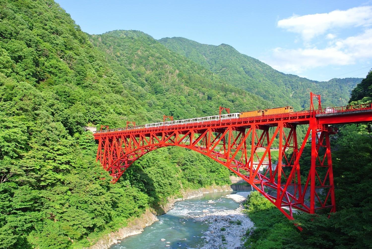 赤い橋を渡るトロッコ電車を見られる絶景スポット-1