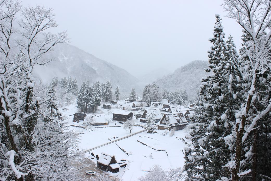 世界遺産バスで雪の隠れ里へ-1