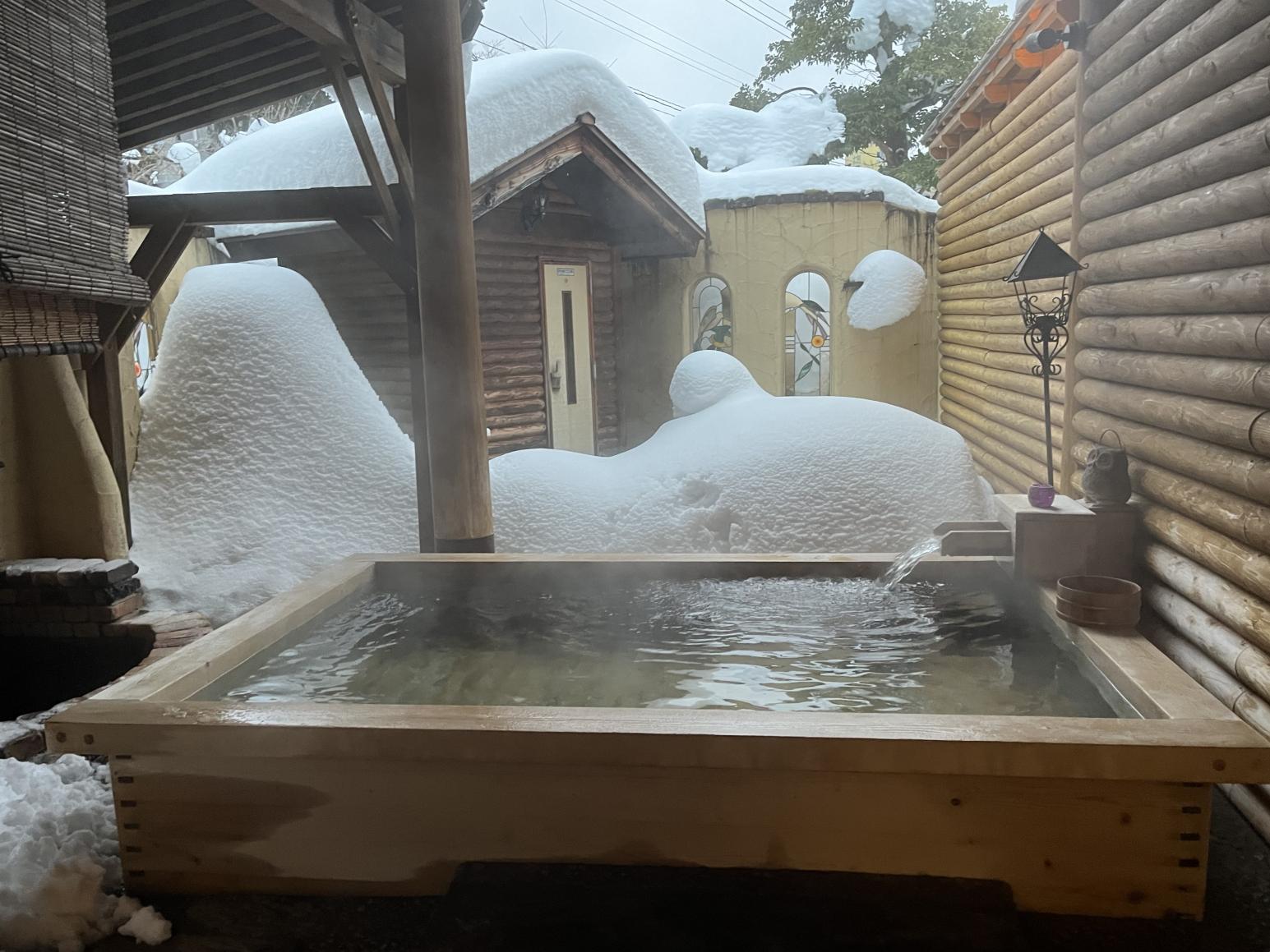 立山山麓スキー場と自家源泉のペンション「ホワイトベル」でスキーに温泉、料理を満喫-1