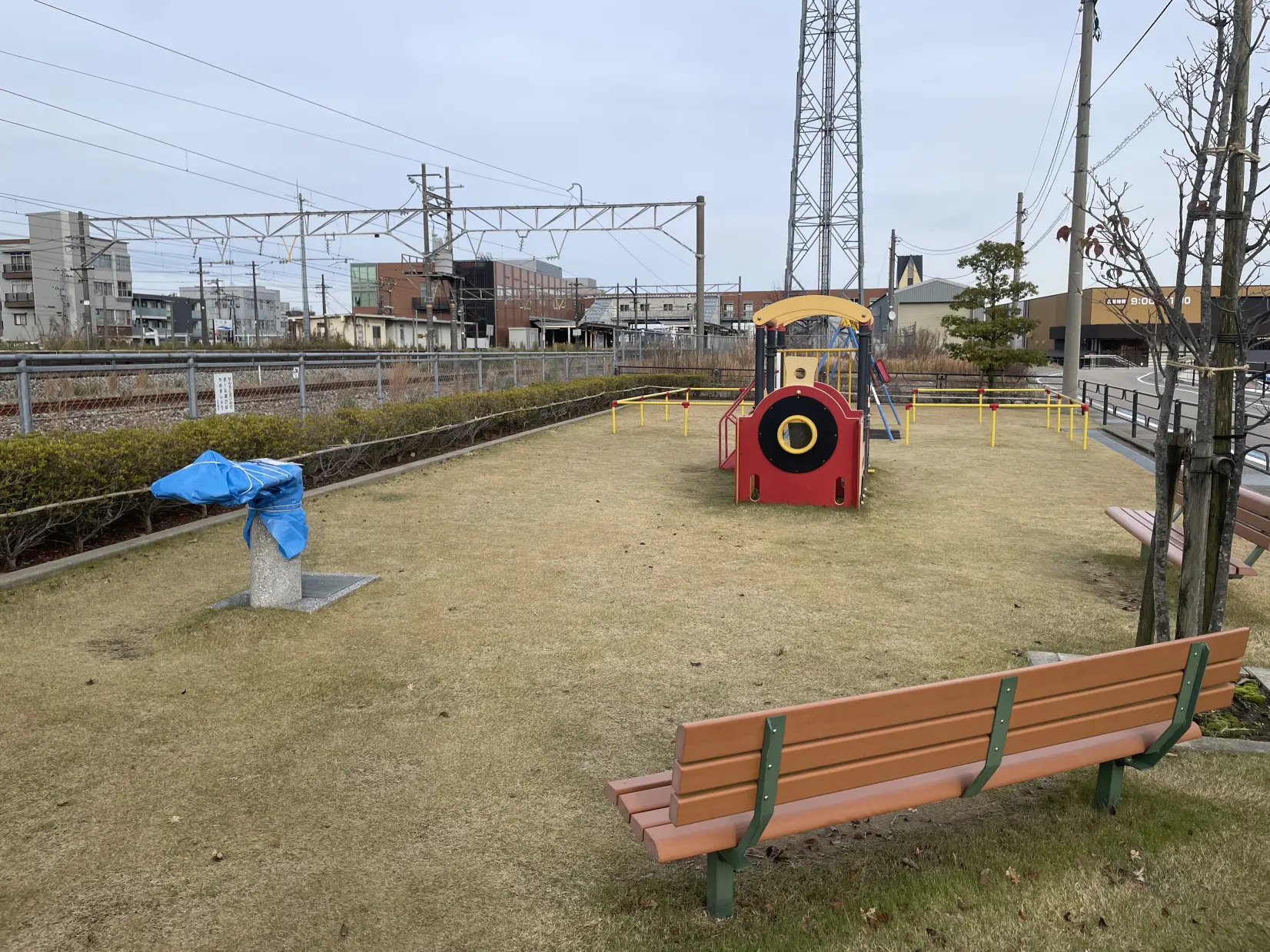 踏切の横には公園が！-1