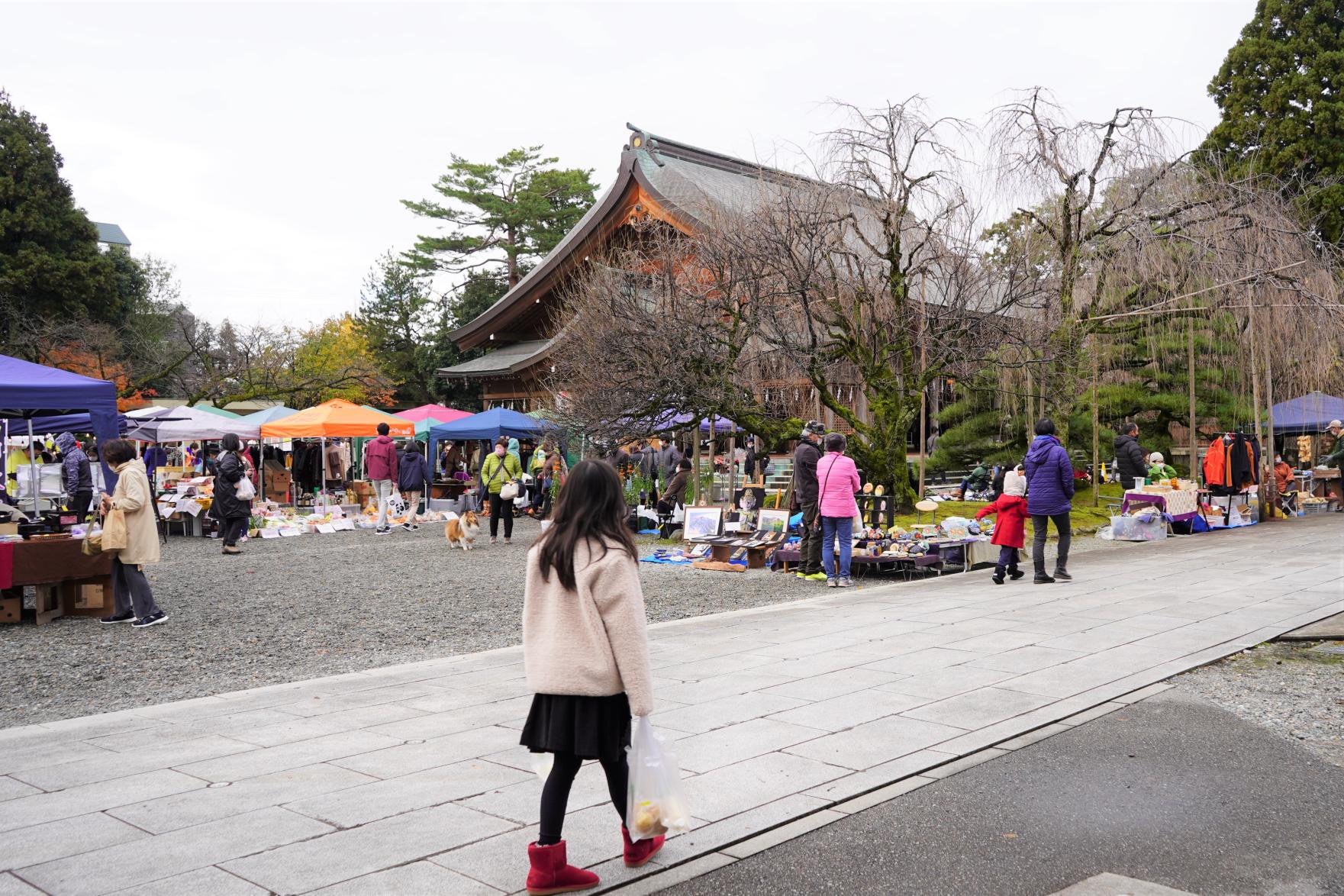 毎月、開催される「護国神社 のみの市」-1