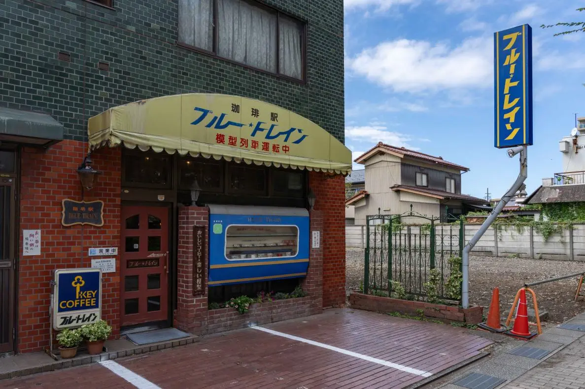NYタイムズ紙でも紹介された鉄道模型が走る喫茶店”珈琲駅ブルートレイン”-1
