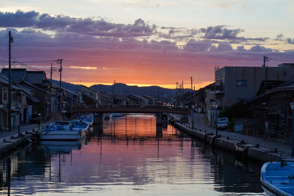 隠れ家バーと夜景のある港町の夜をご紹介-1