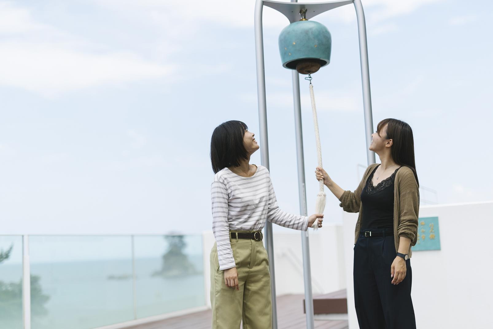 カフェ横の展望デッキで高岡銅器の音色を響かせる-1