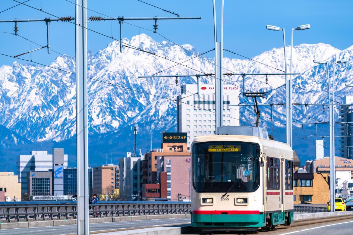 富山の街なかを走る路面電車-1