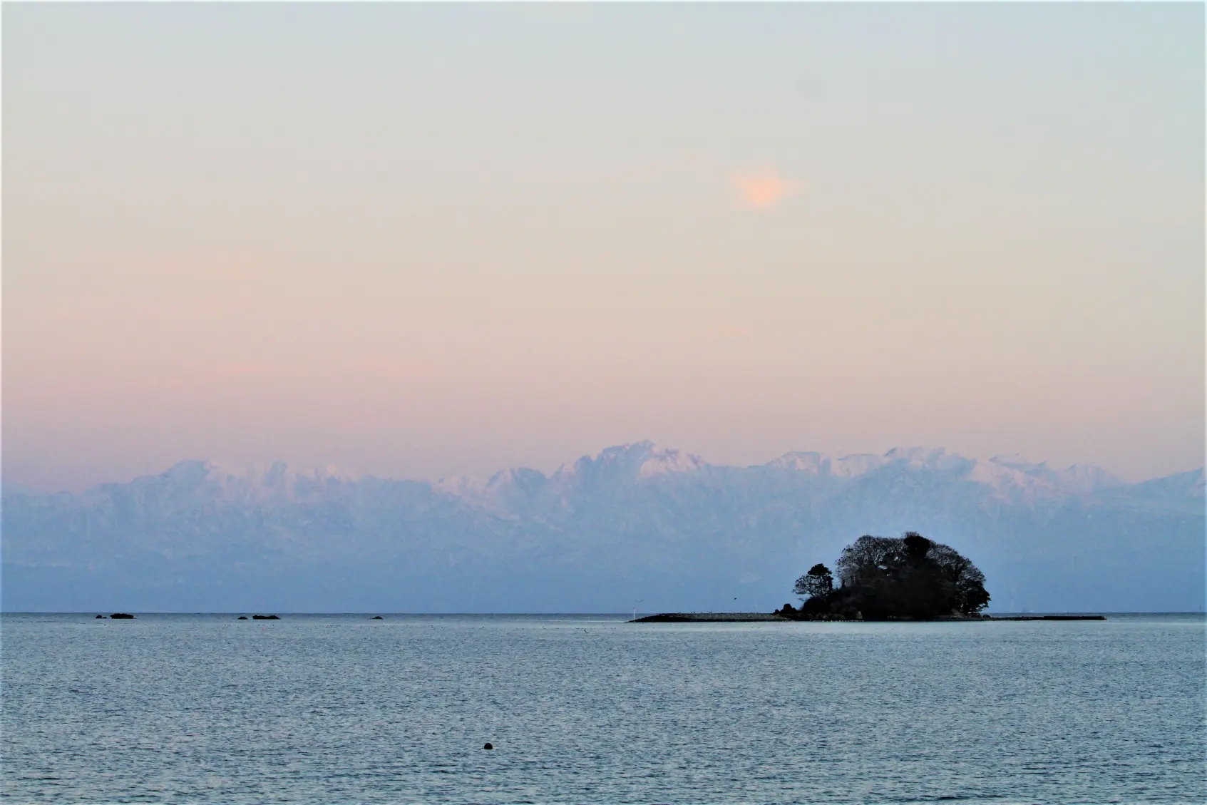 在比美乃江公園一邊散步一邊欣賞以立山連峰為背景的唐島美景