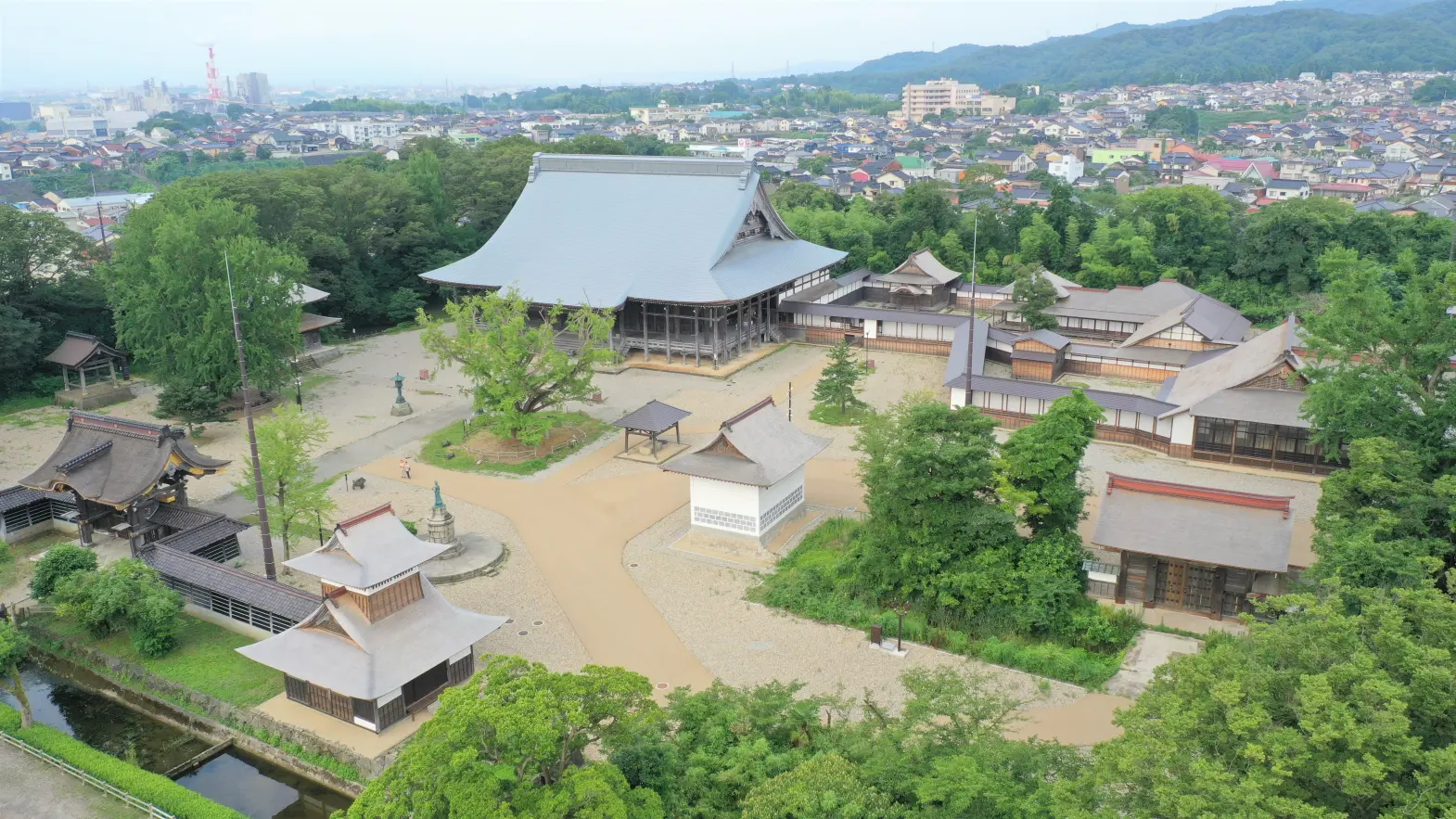 国宝　勝興寺へ