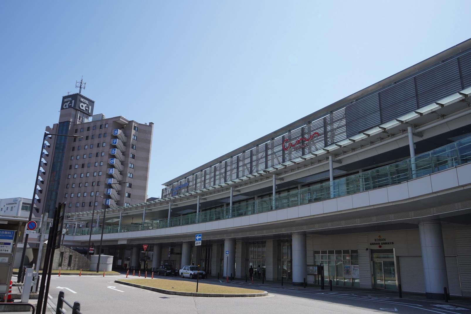 あいの風とやま鉄道 高岡駅