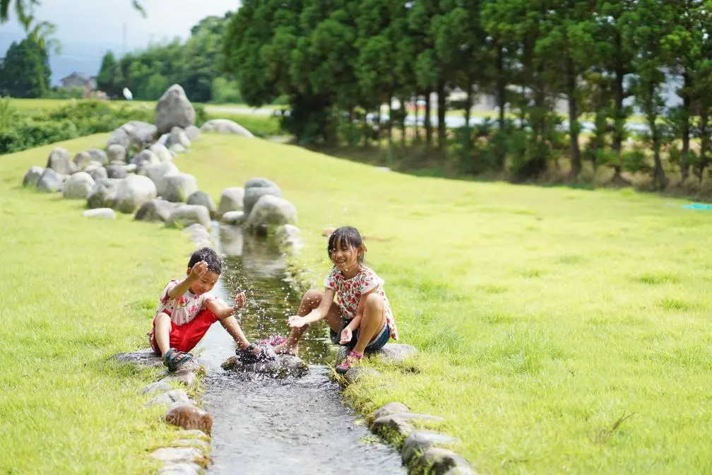 子供たちも大はしゃぎ！水遊びが出来る公園