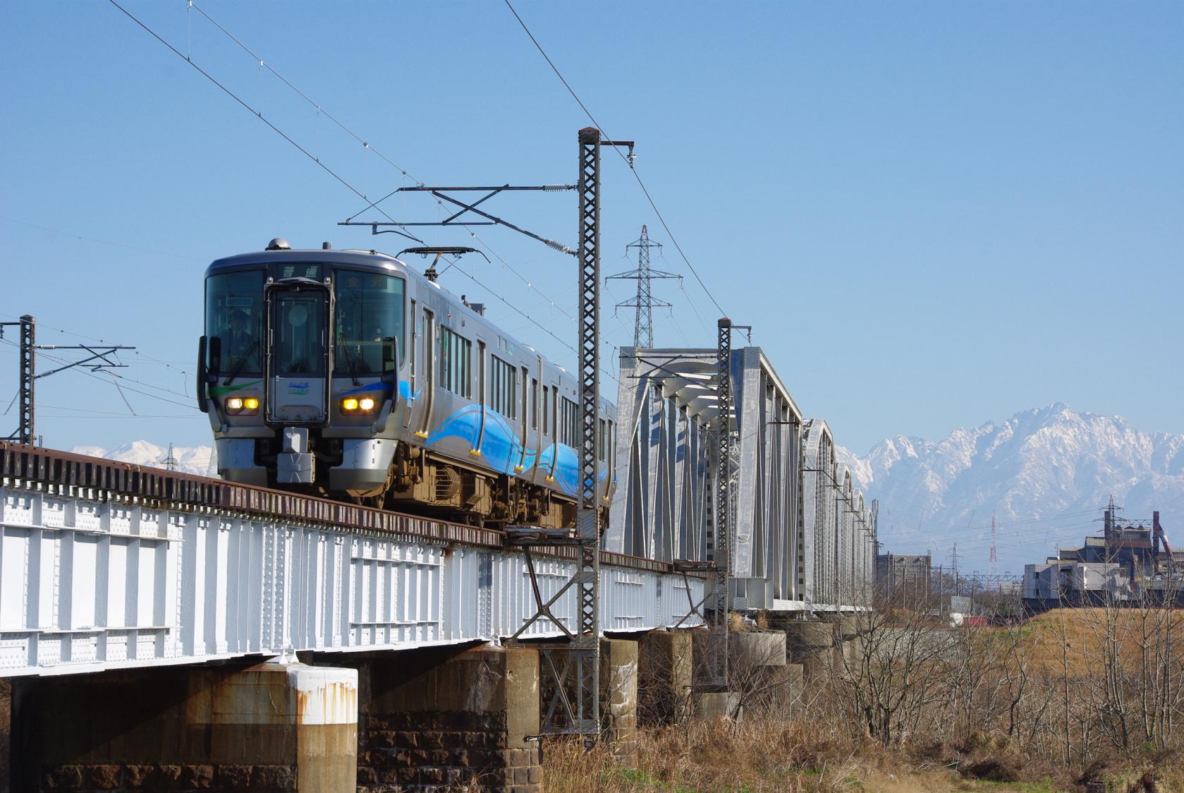 心躍る春を満喫する富山の鉄道旅
