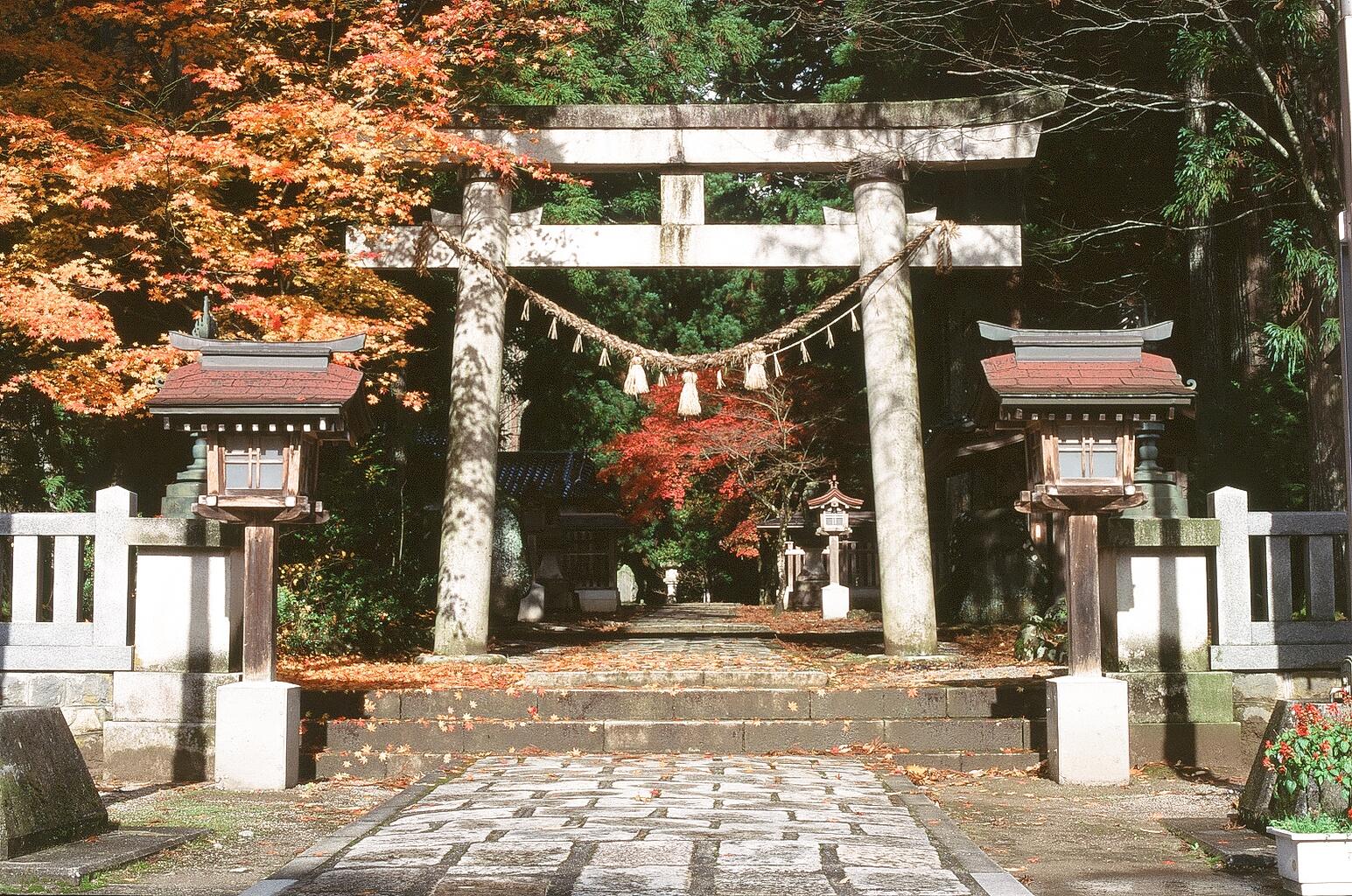 雄山神社前立社壇