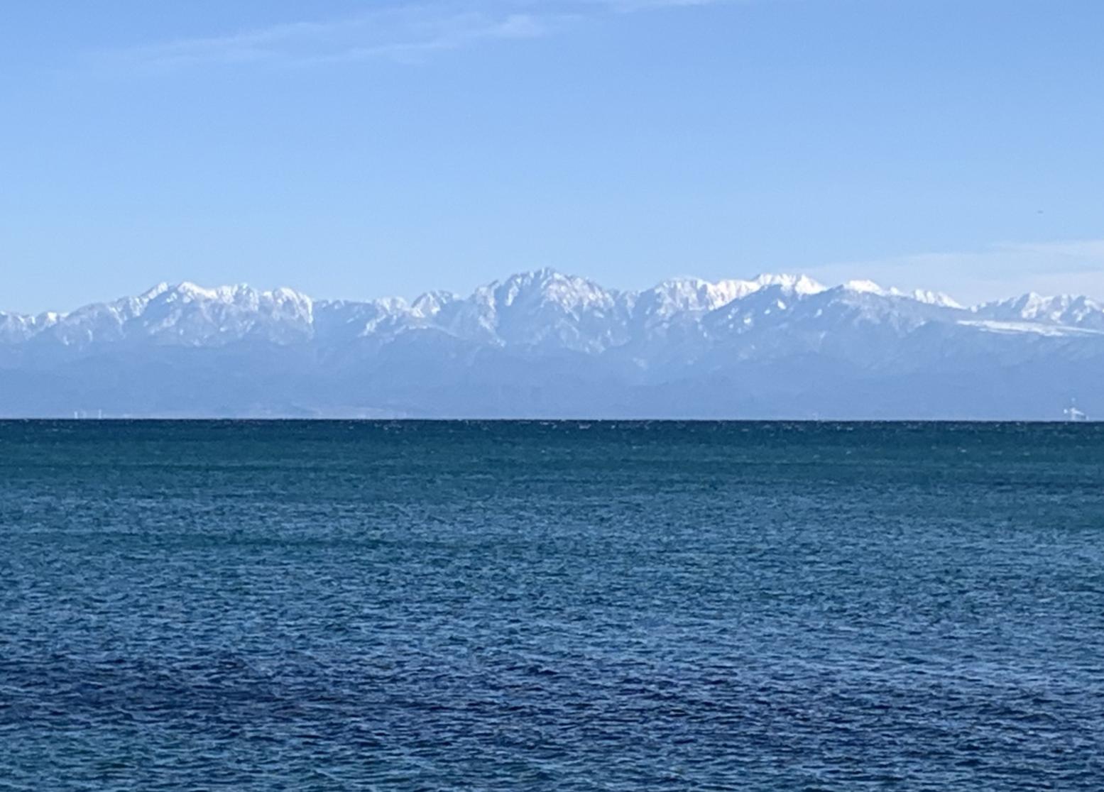 海越しに望む立山連峰