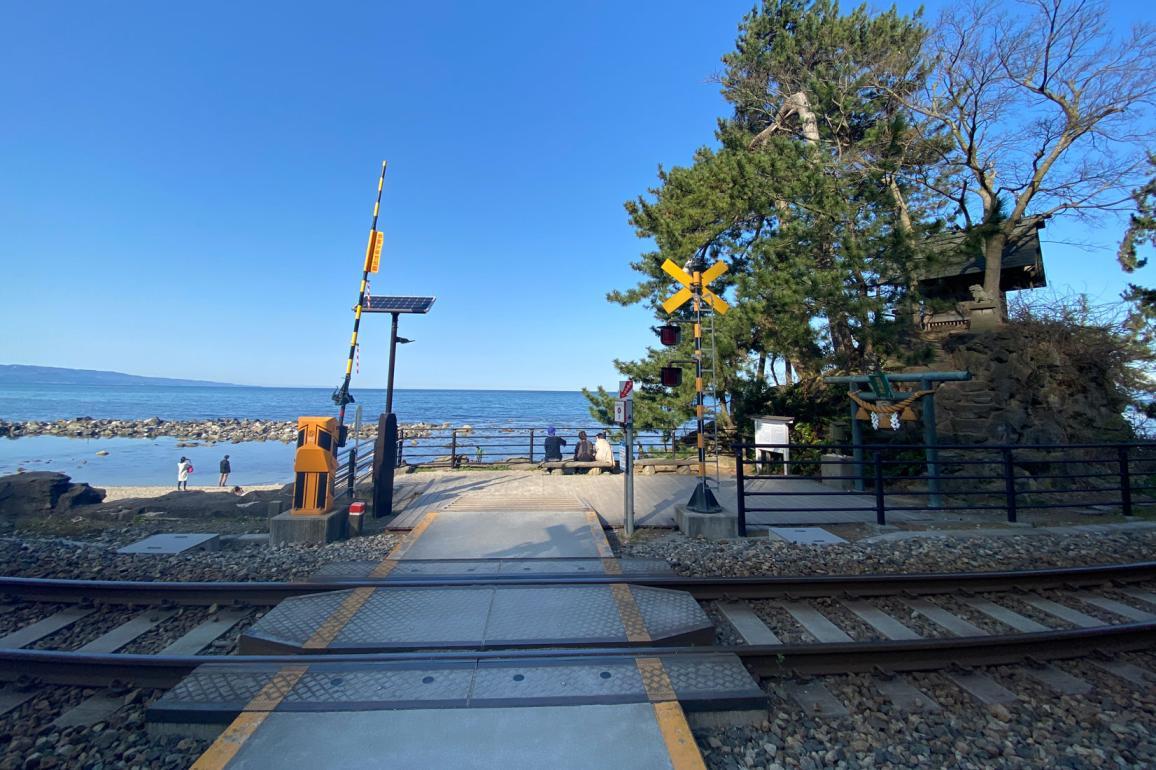 義経岩と義経社