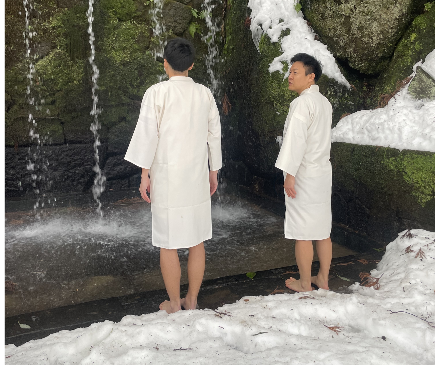 大岩山日石寺で滝行体験