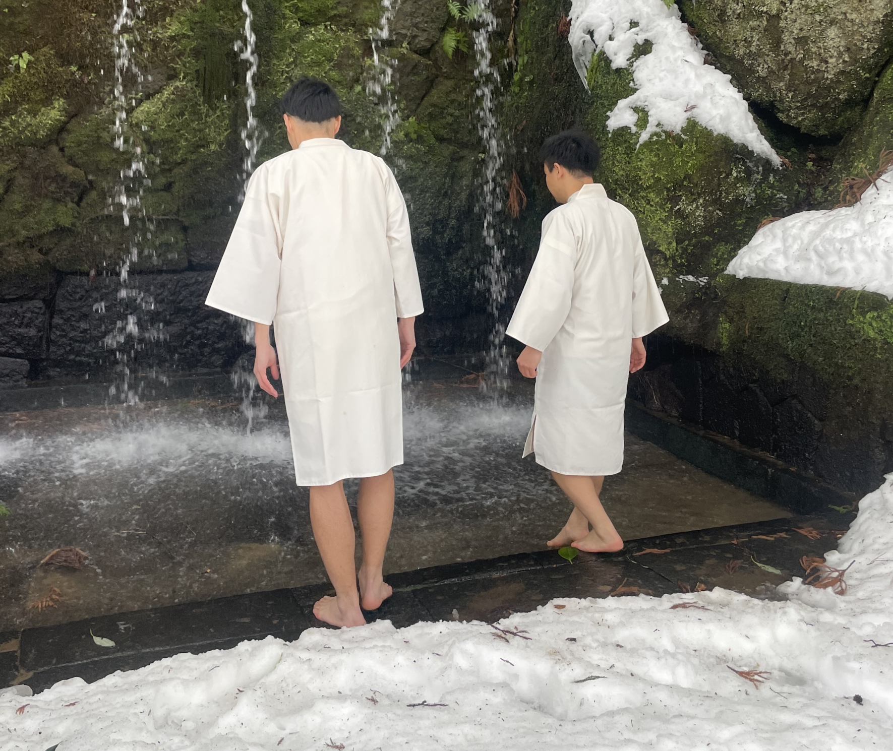 大岩山日石寺で滝行体験