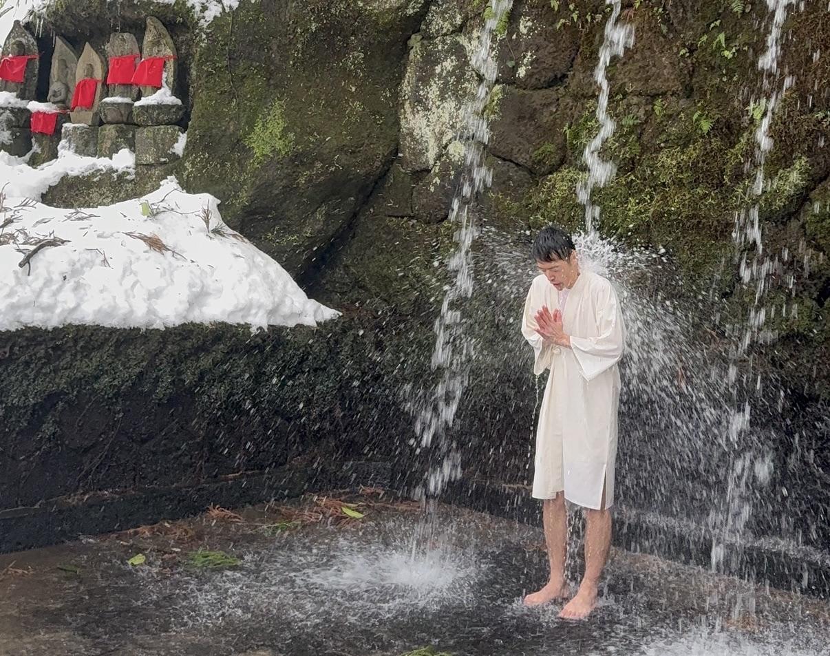 大岩山日石寺で滝行体験