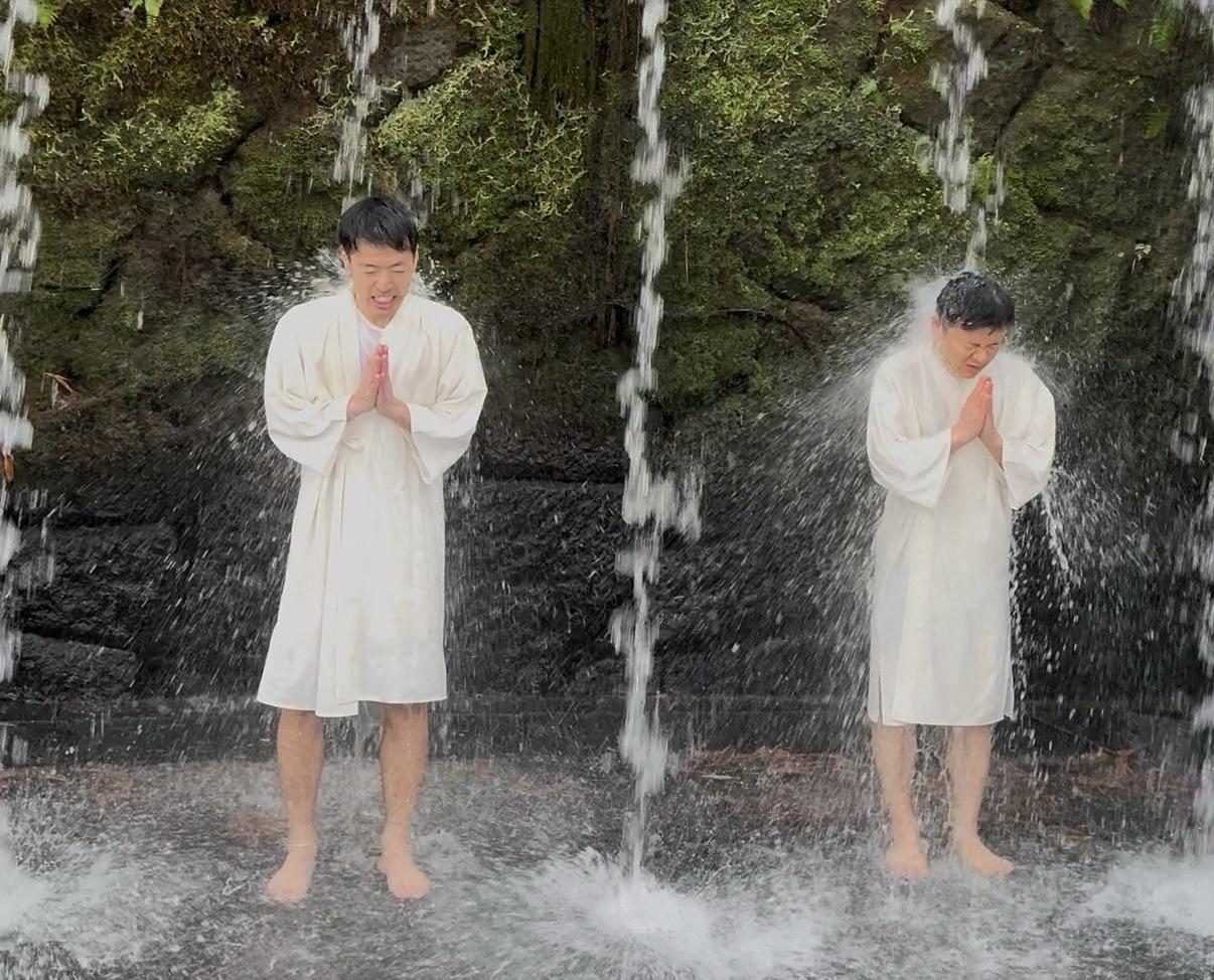大岩山日石寺で滝行体験
