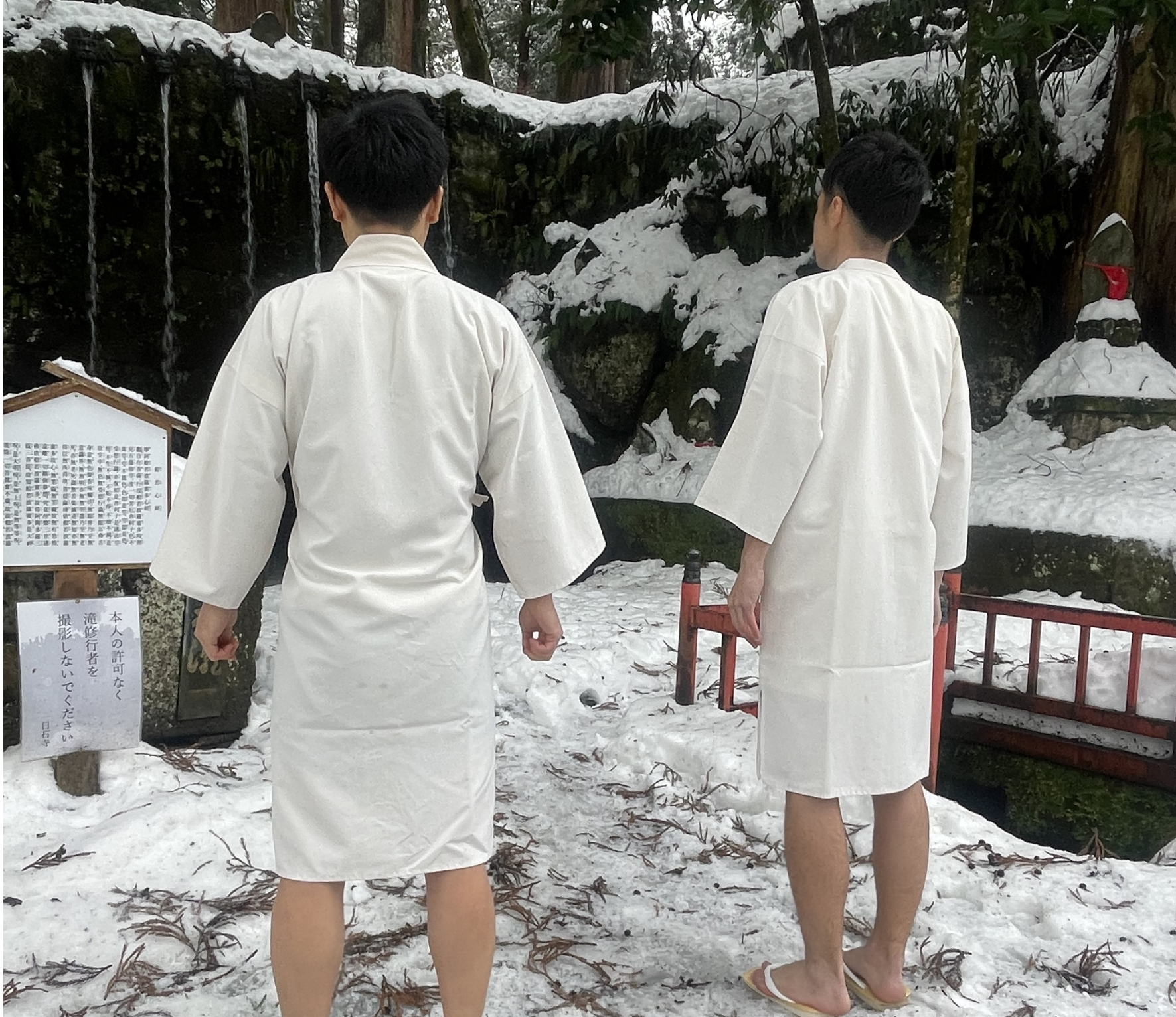 大岩山日石寺で滝行体験