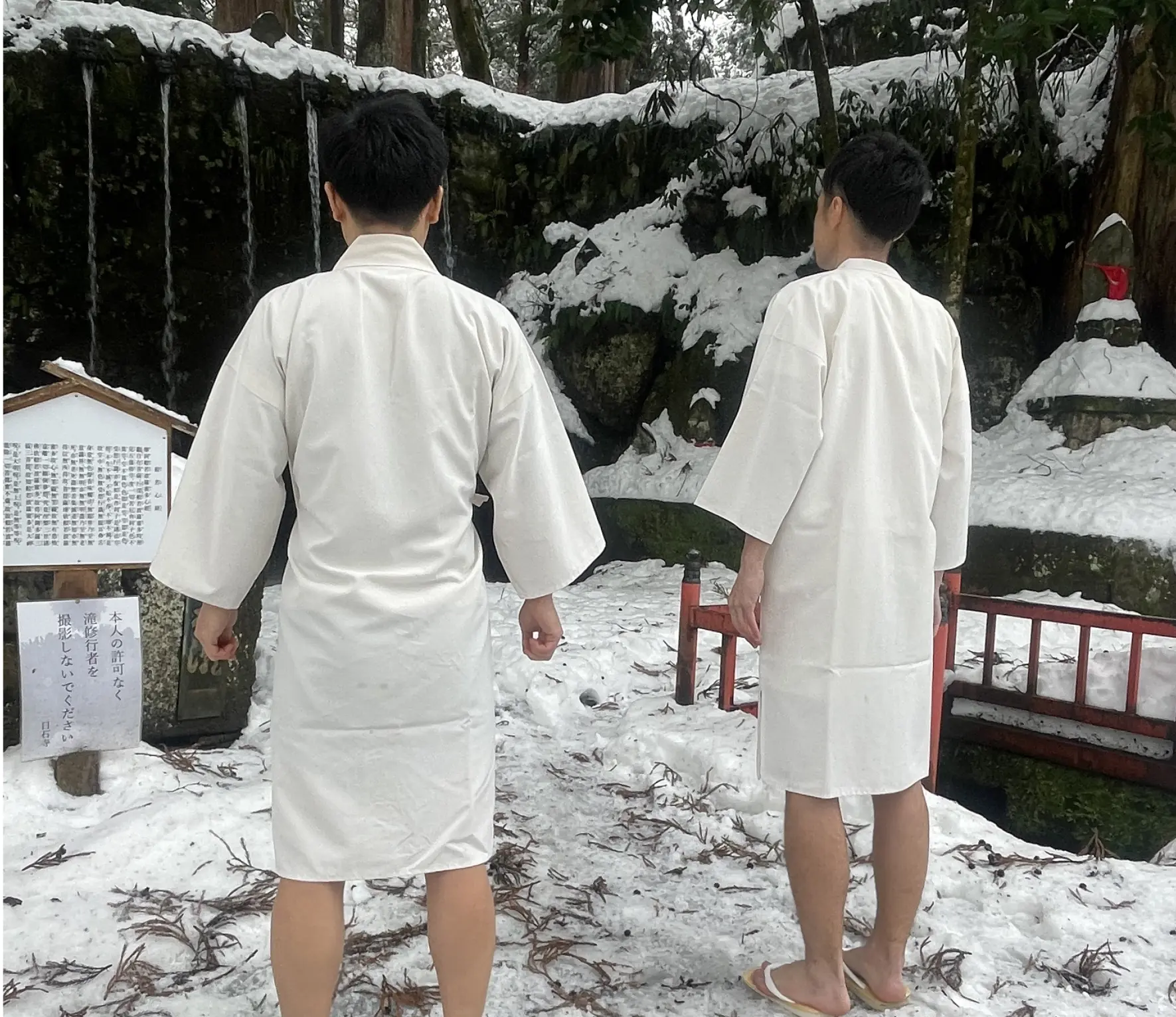 大岩山日石寺で滝行体験