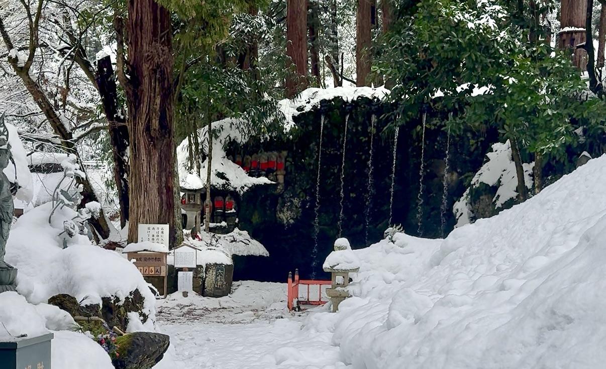 大岩山日石寺で滝行体験
