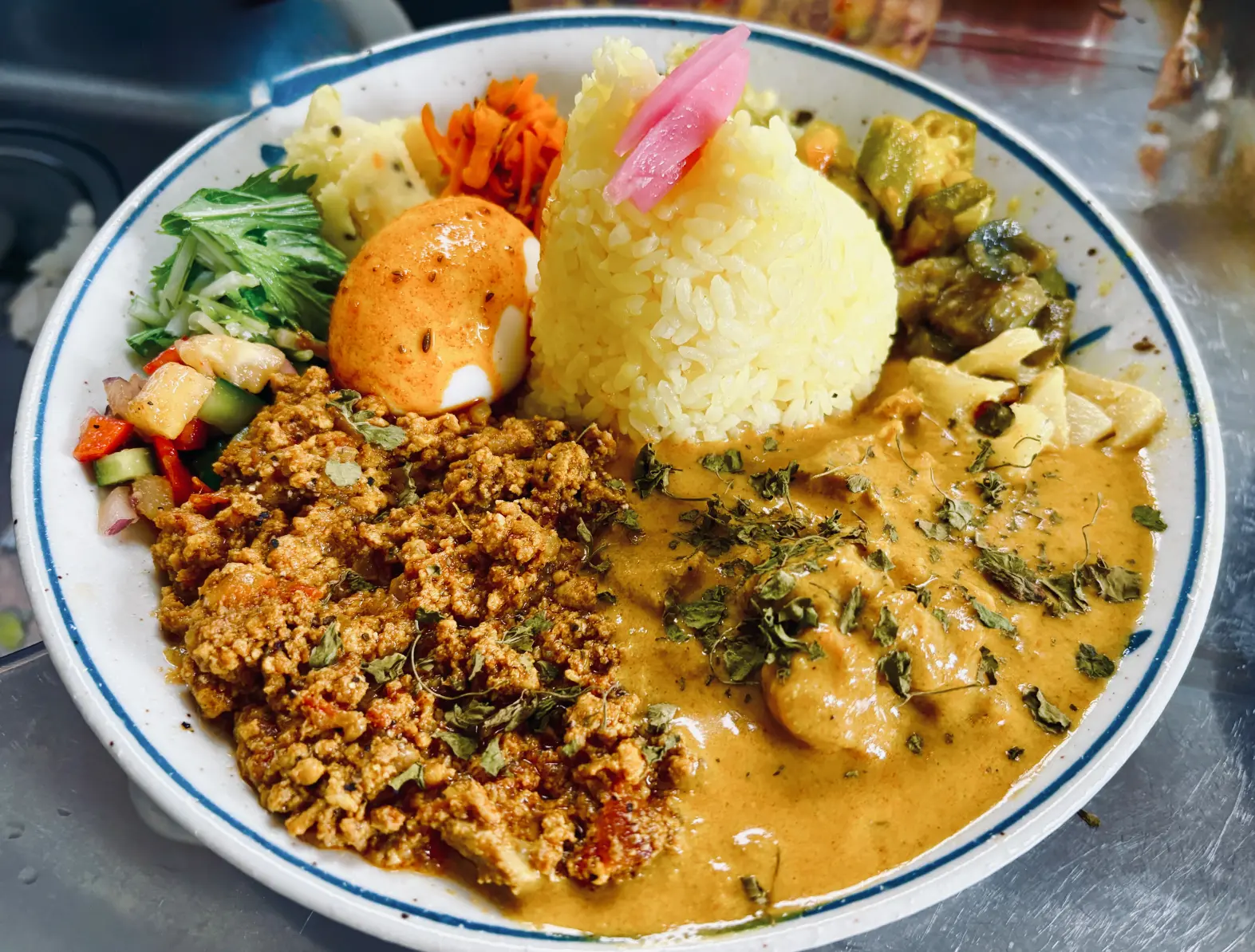 「くろねこ３」でランチ（スパイスカレー）