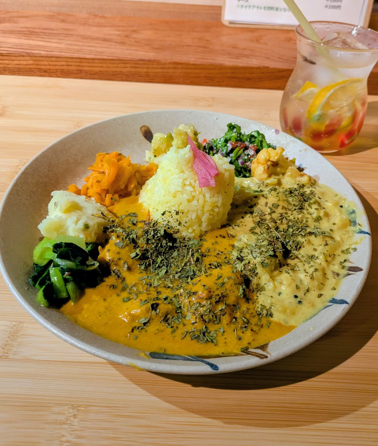 「くろねこ３」でランチ（スパイスカレー）