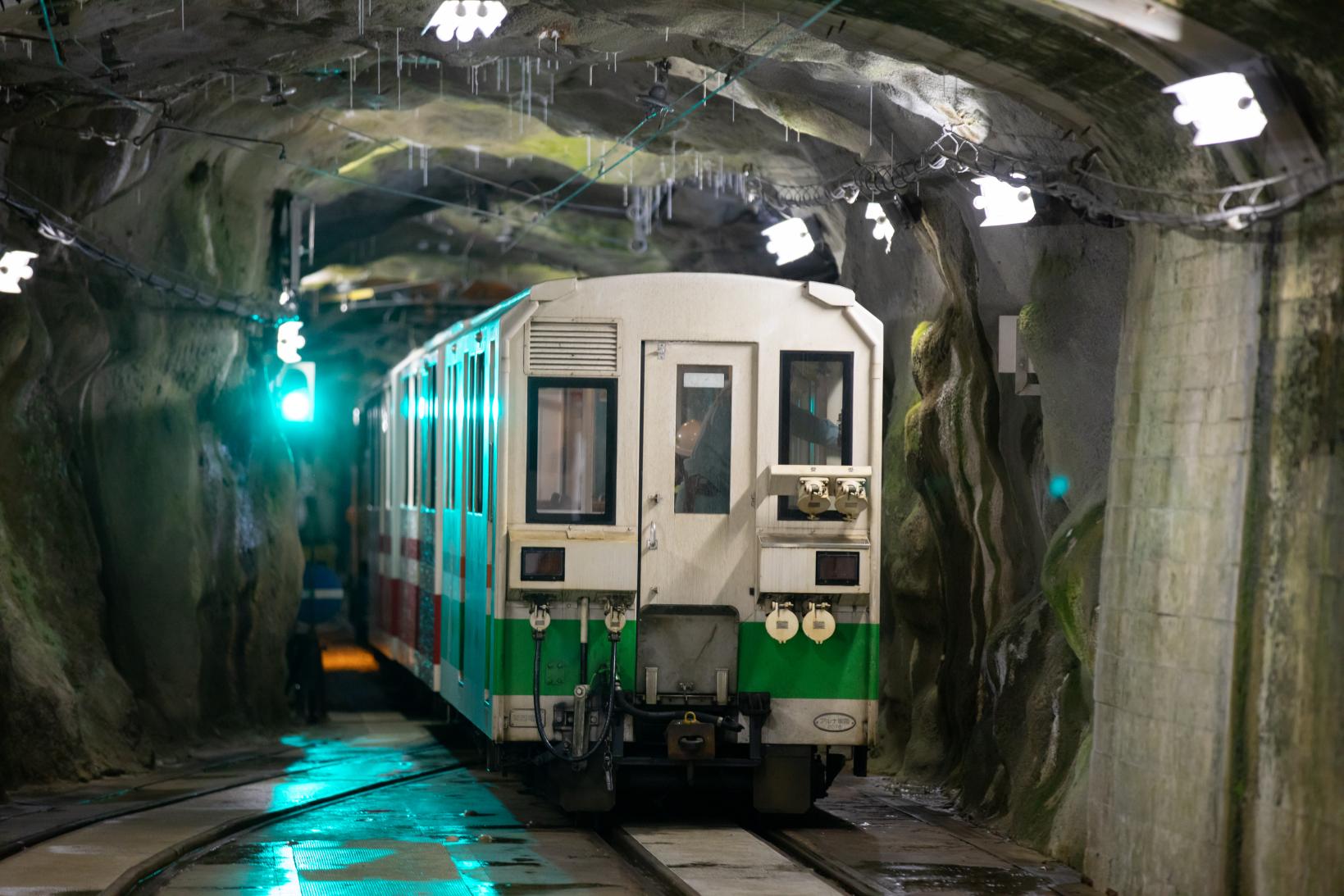 ①工事用トロッコ電車（欅平駅⇔欅平下部）