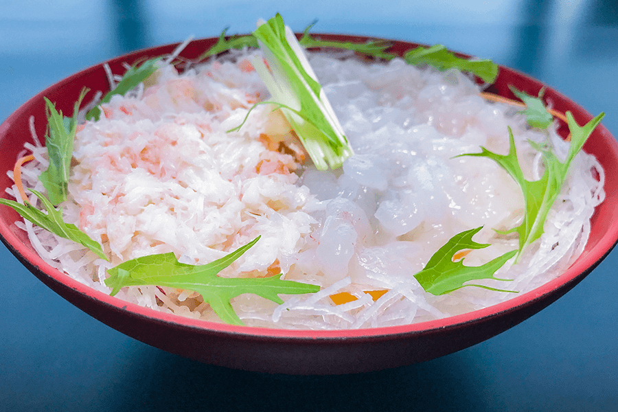 新湊きっときと市場で海の幸のお買い物と名物・新湊紅白丼を味わう ◇