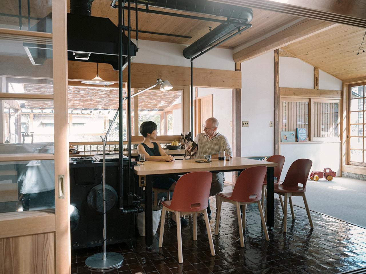 家の中に川が流れ、リビングが庭園とつながる古民家-0