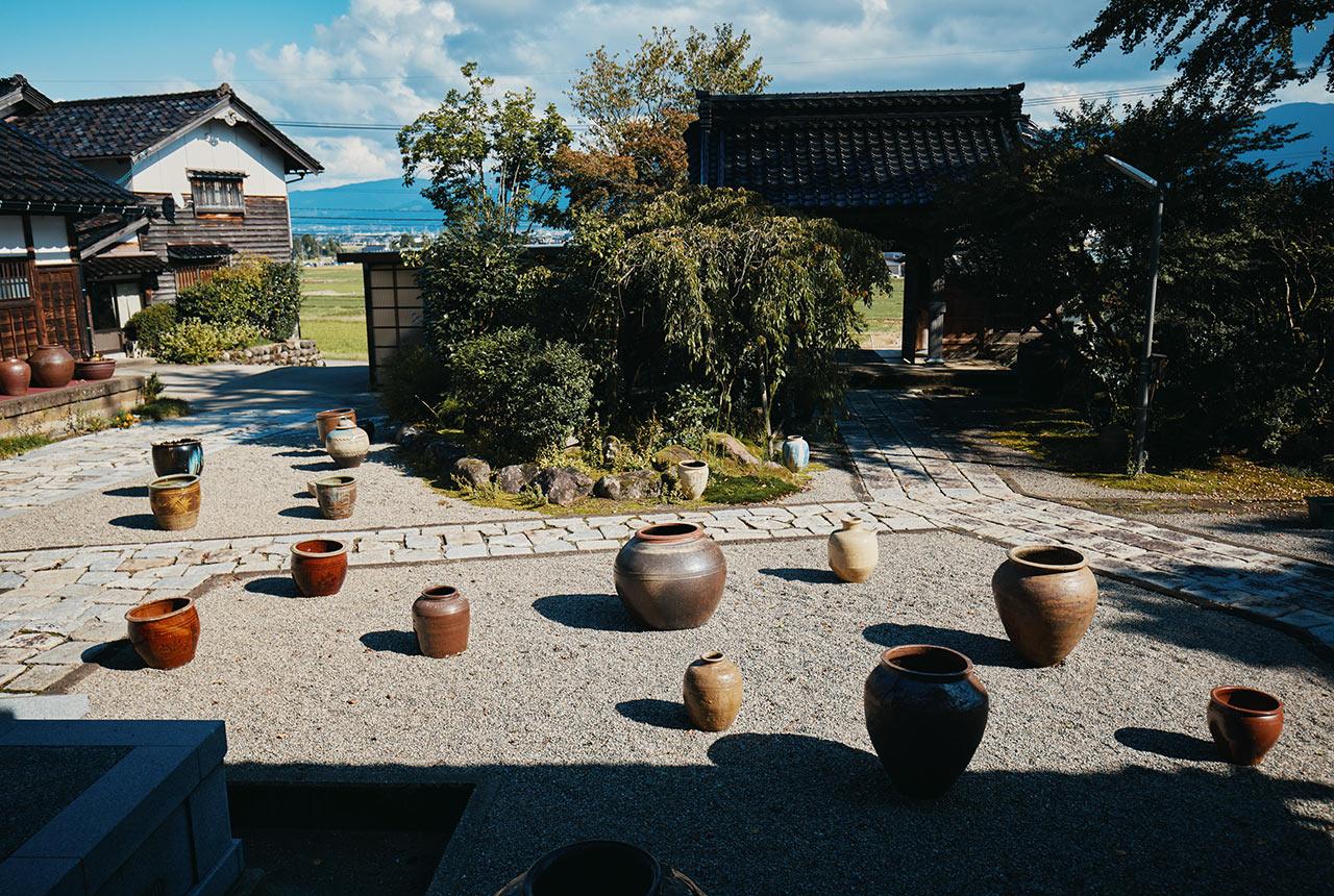 伝統的なのに型破り。ひらかれた民藝の寺〈光徳寺〉-0