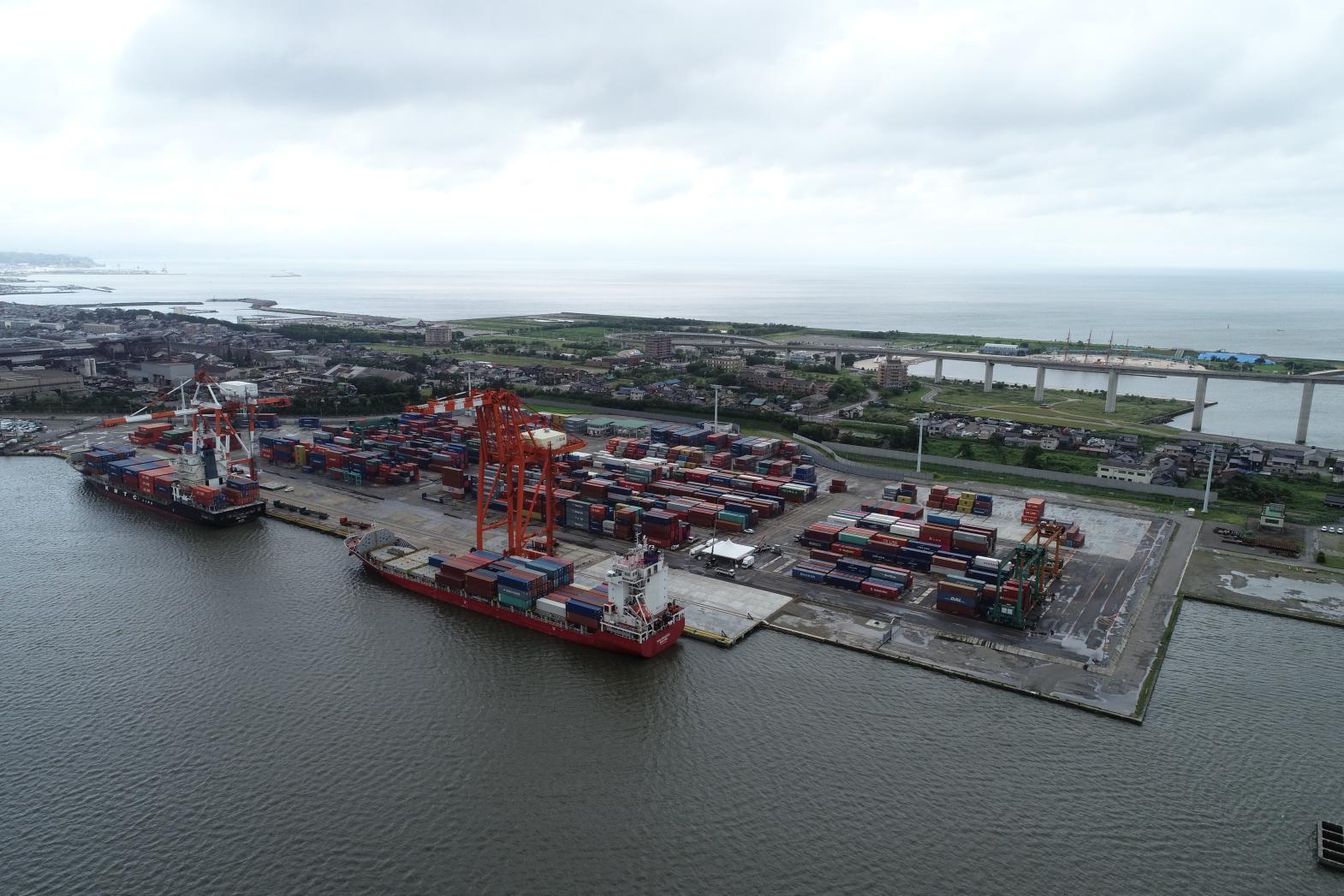 열린 항구로! ‘국제거점항만’ 후시키도야마항-1
