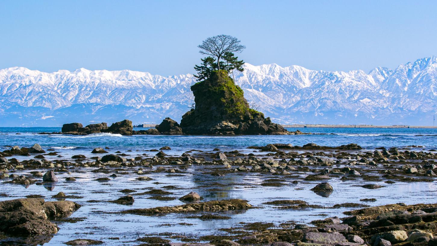 写真スポット①定番！女岩と海越しの立山連峰-0