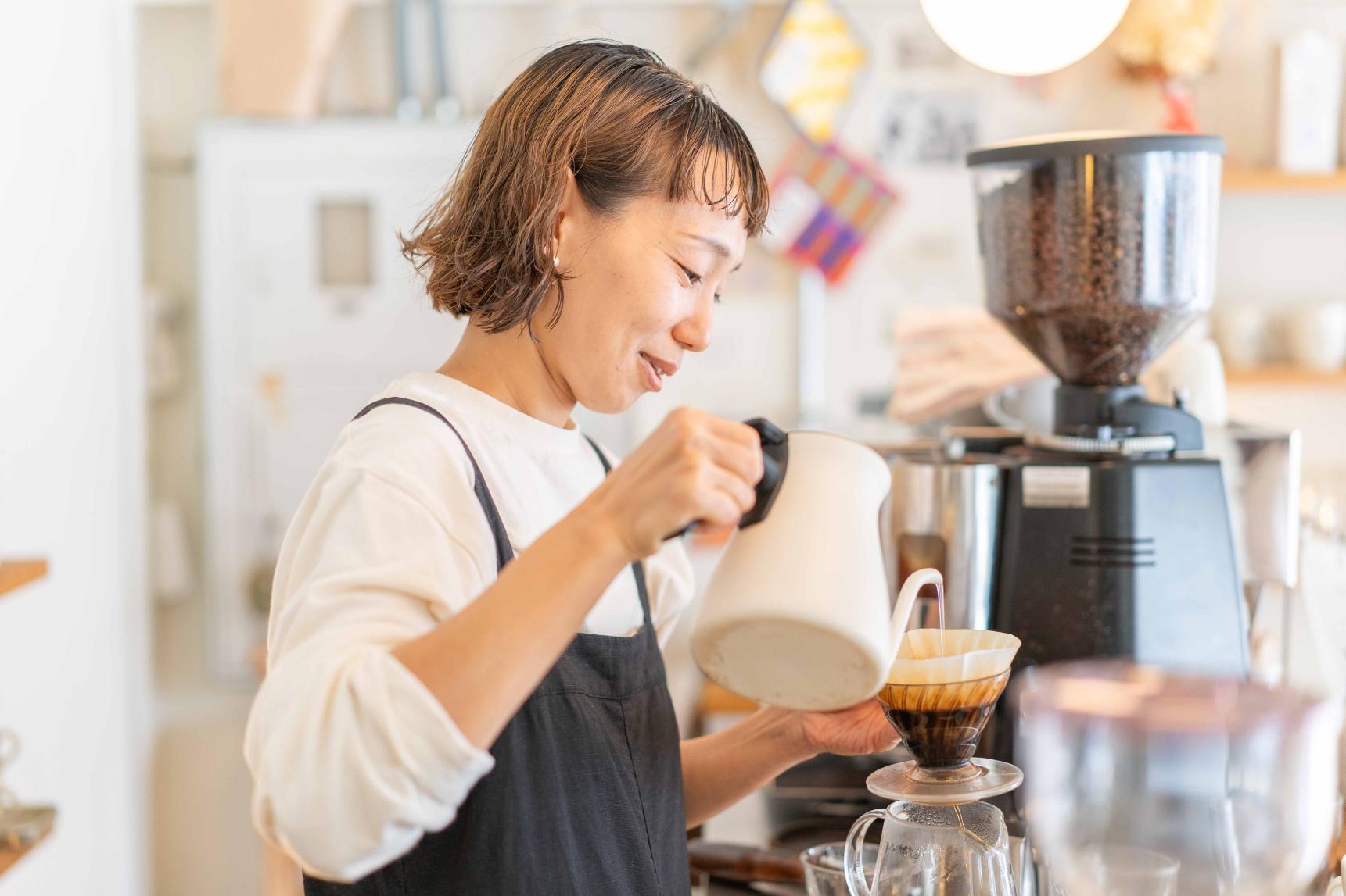 모던한 카페에서 휴식을, 「SIXTH OR THIRD COFFEE STAND」-1