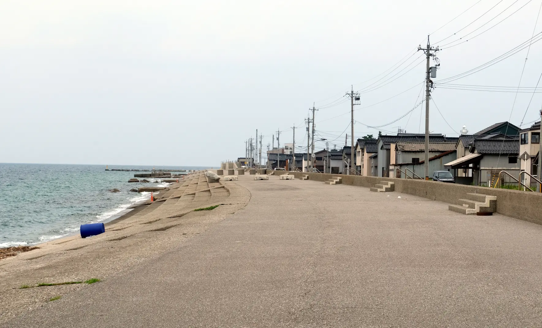 2人が語り合う海岸-1