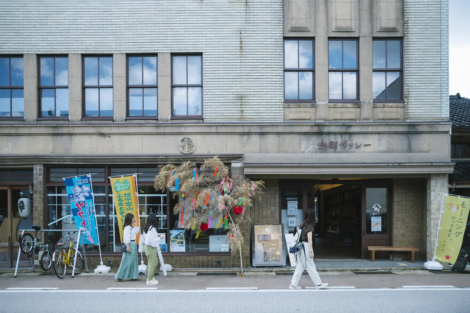 土蔵造りの町並みが残る、高岡市山町筋-3