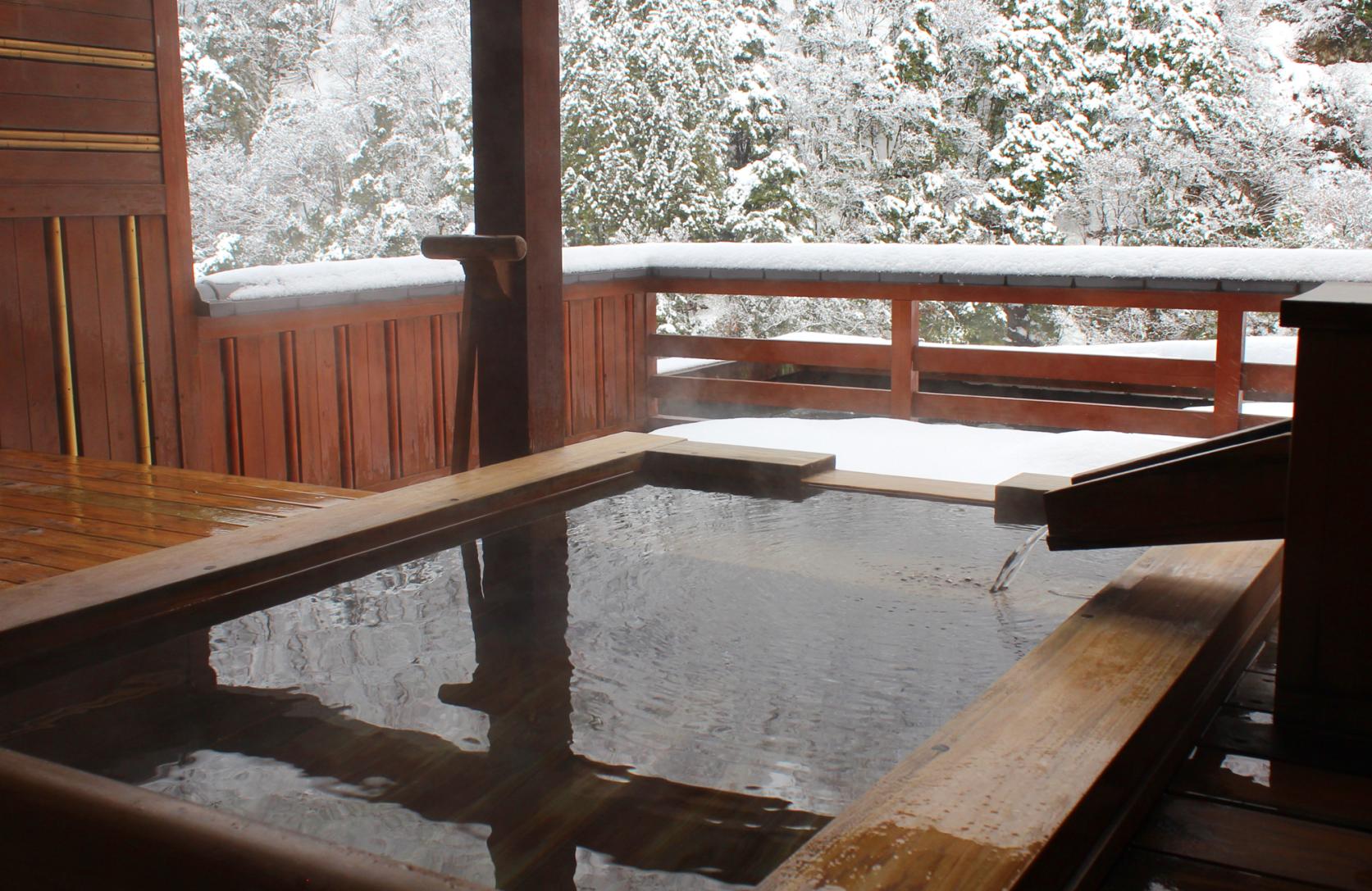雪景色を眺めながら、美人の湯に浸かる（宇奈月温泉）-0