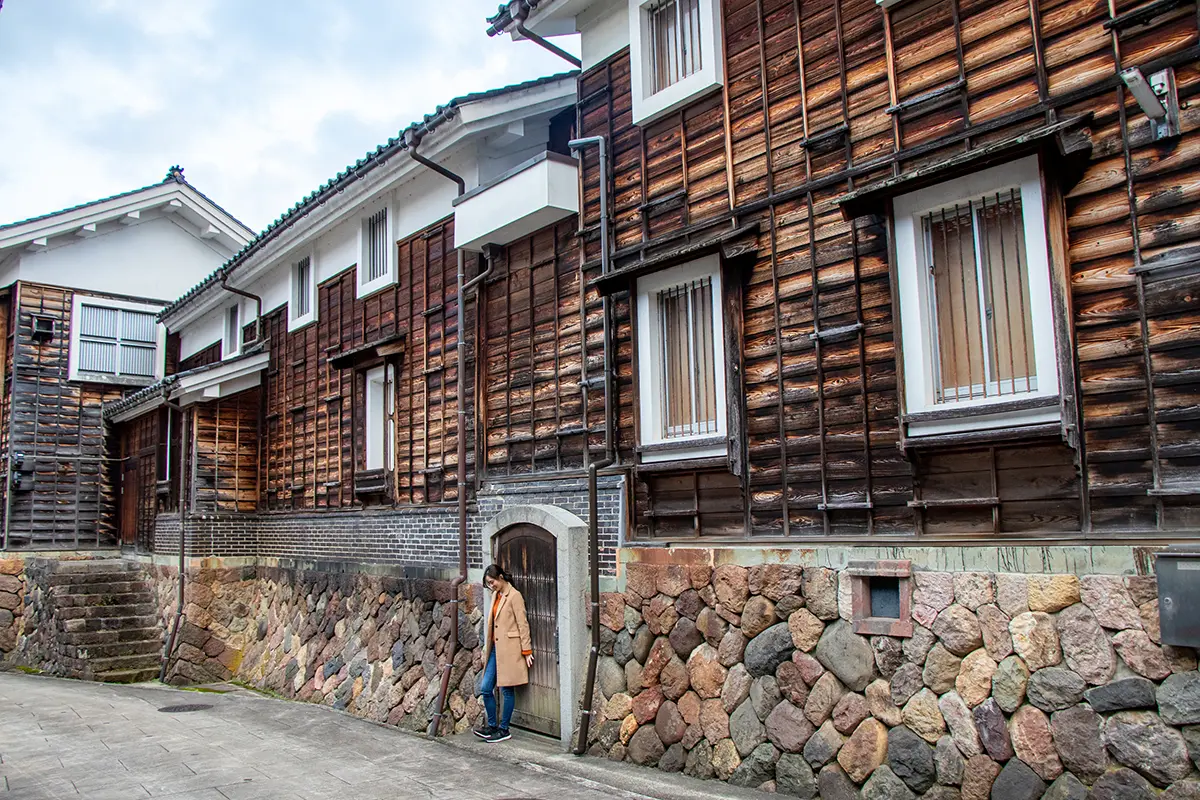 城端（城端別院 善徳寺・土蔵群 蔵回廊・じょうはな織館）-3