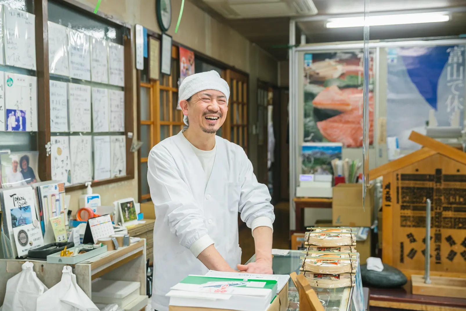 家宝の青石で「ます寿し」を押す［川上鱒寿し店］-1