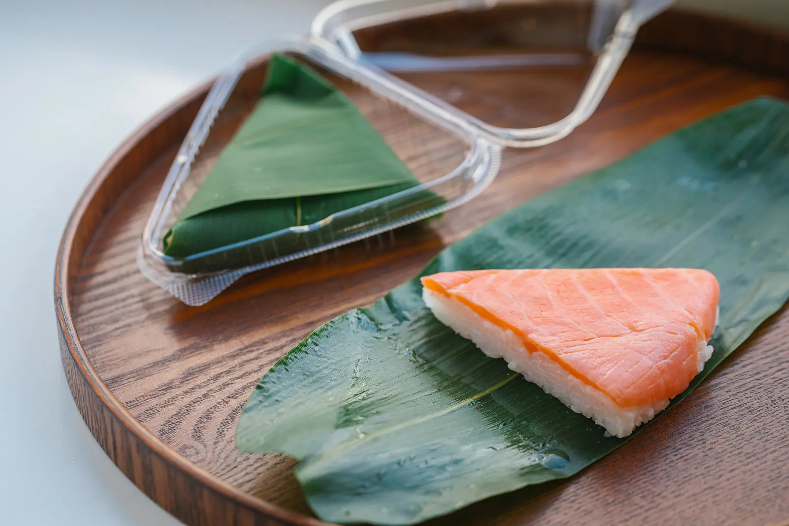 家宝の青石で「ます寿し」を押す［川上鱒寿し店］-2