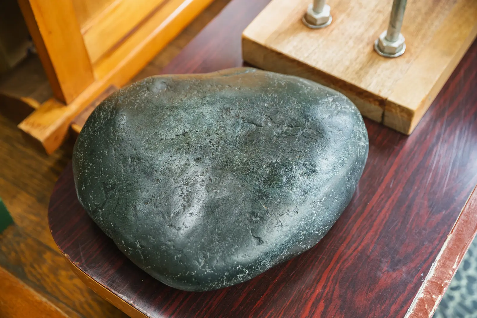 家宝の青石で「ます寿し」を押す［川上鱒寿し店］-4