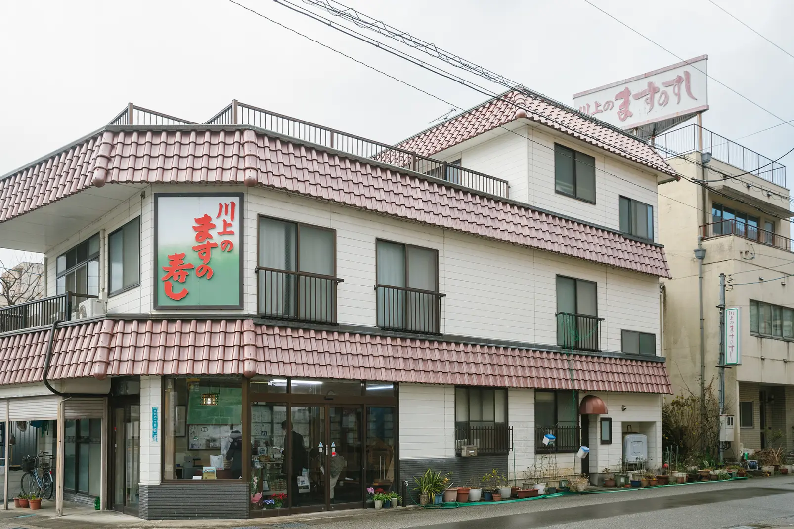 家宝の青石で「ます寿し」を押す［川上鱒寿し店］-5