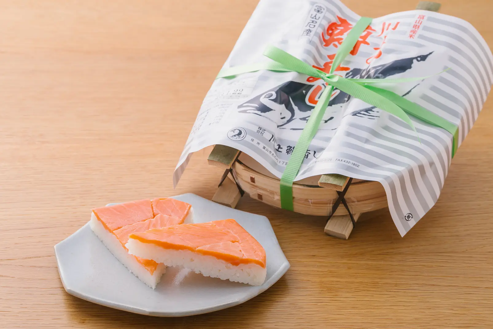 家宝の青石で「ます寿し」を押す［川上鱒寿し店］-0