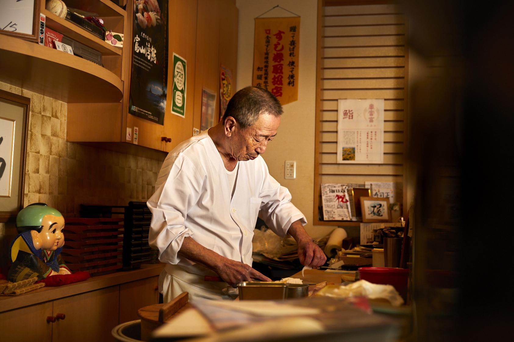 富山市にある「江戸前 寿司正」で
「富山湾鮨」を味わう-0
