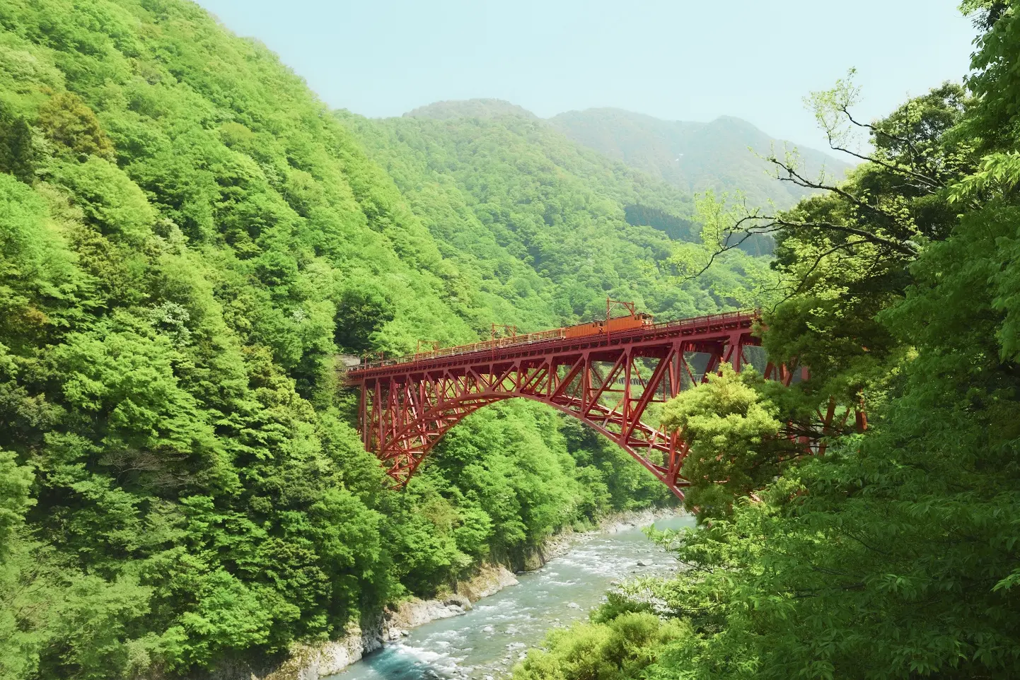 黒部川沿いに開かれた
トロッコ駅のある温泉地-0