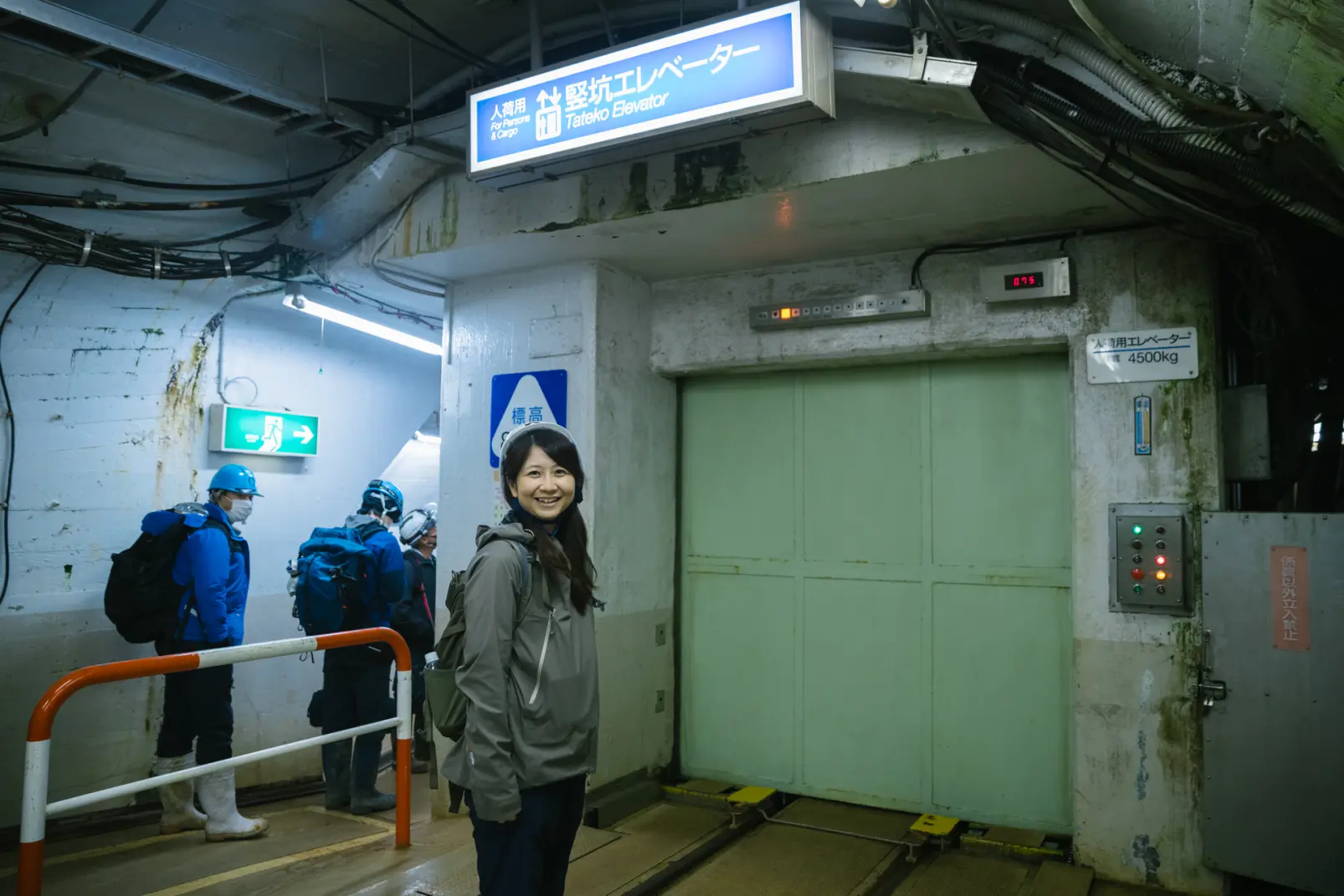 標高差200mを一気に下りる「竪坑エレベーター」-0